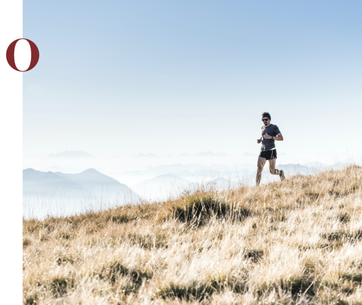 Rifugio Molignon Alpe di Siusi | Meraviglie naturali dell’Alto Adige: Escursioni nelle Dolomiti con sci di fondo e sci di fondo L'immagine mostra un corridore sull'Alpe di Siusi.