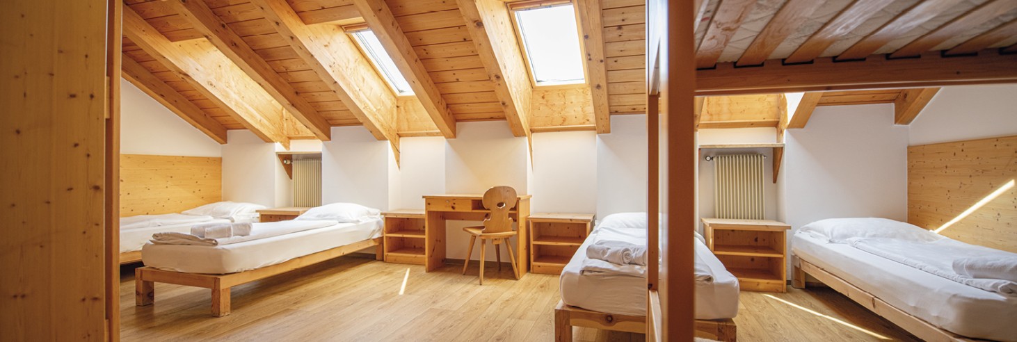 Rifugio Molignon Alpe di Siusi | Il rifugio perfetto per le vostre vacanze: Vivete il fascino delle montagne La foto mostra il materasso. Il magazzino è composto da letti singoli e letti a castello.