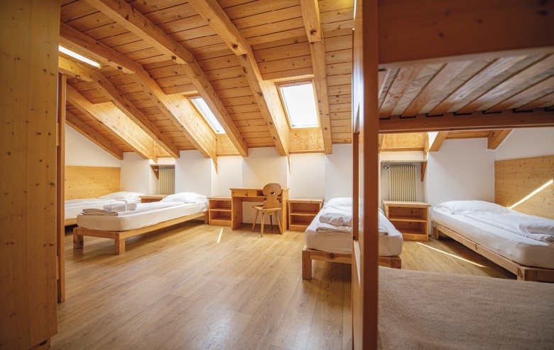 La foto mostra il materasso. Il magazzino è composto da letti singoli e letti a castello.