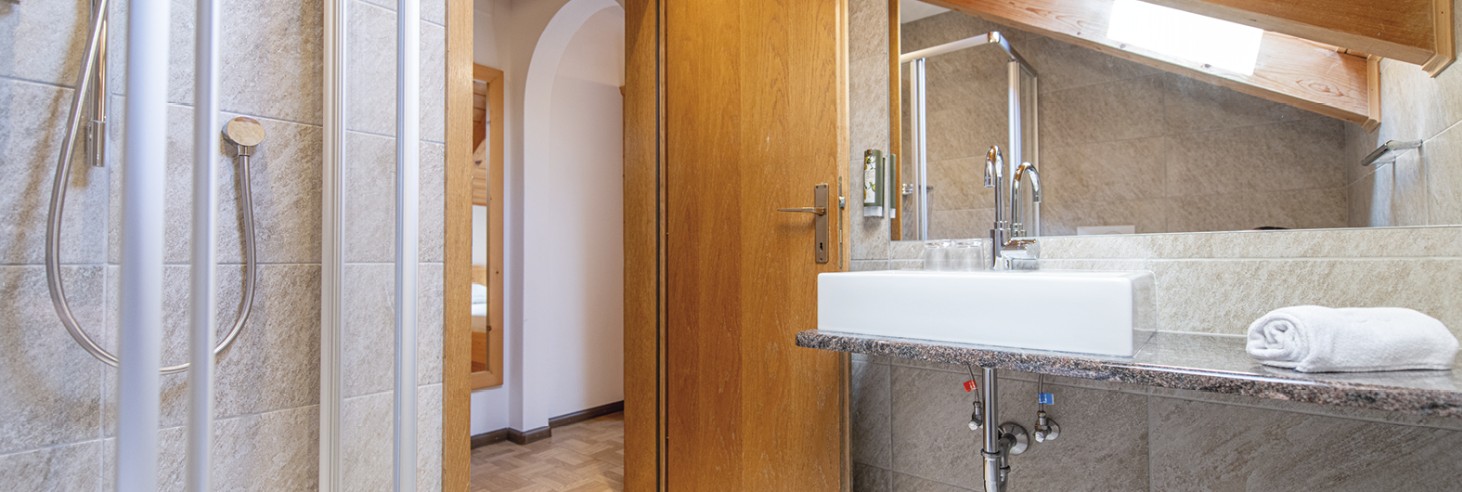 Rifugio Molignon Alpe di Siusi | Fascino moderno e comfort: queste sono le nostre camere all'Alpe di Siusi La foto mostra il bagno con lavandino e doccia.