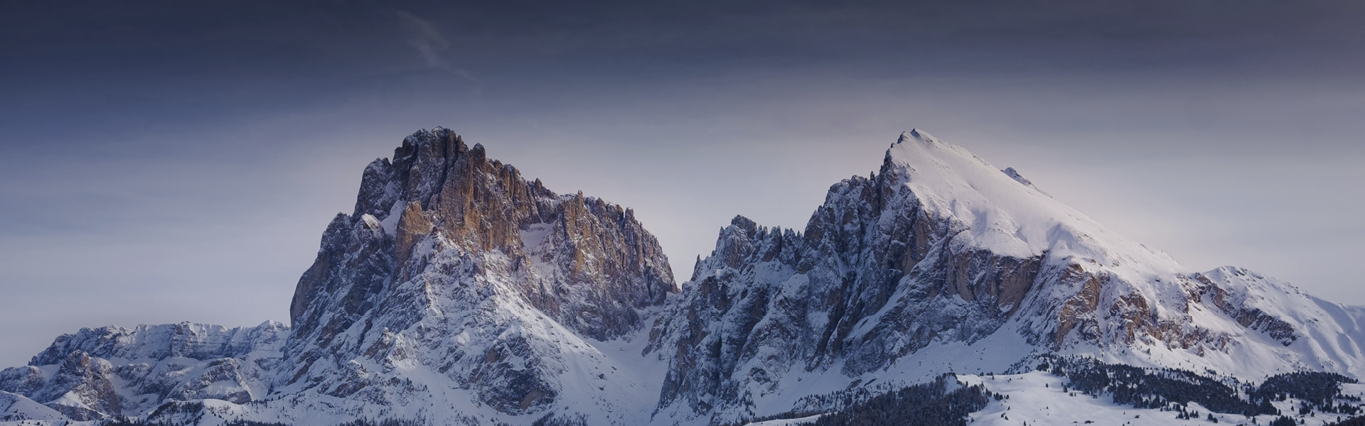 Rifugio Molignon Alpe di Siusi | Lungo e Piatto nel loro magnifico manto nevoso L'immagine mostra il sasso lungo e piatto in inverno.