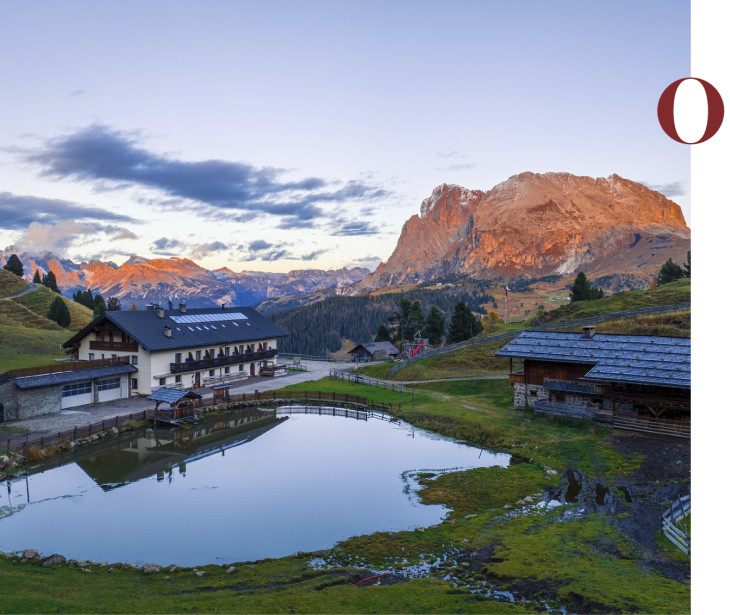 Rifugio Molignon Alpe di Siusi | Esperienza alpina nelle Dolomiti La foto mostra il rifugio Molignon con il lago e la vista verso Lang- e Plattkofel.