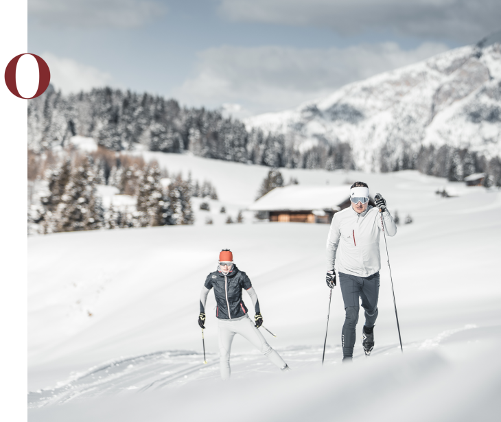 Rifugio Molignon Alpe di Siusi | Sci di fondo: Alpe di Siusi e le Dolomiti nel loro splendore invernale L'immagine mostra due fondisti sull'Alpe di Siusi.
