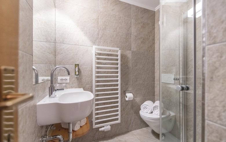 La foto mostra il bagno di una camera matrimoniale. E 'molto moderno arredato con un lavandino e una doccia.