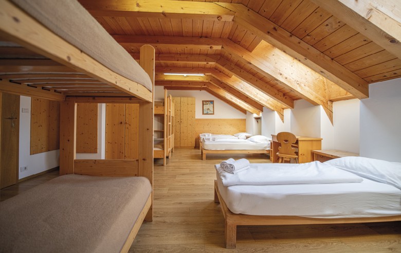 La foto mostra il letto a castello con letti singoli e a castello.