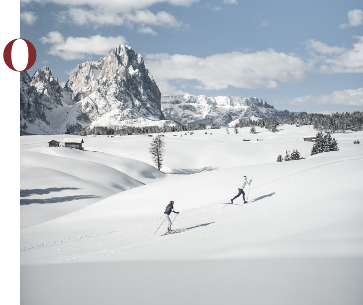 Rifugio Molignon Alpe di Siusi | Pittoresco paesaggio invernale: Alpe di Siusi, Slong e Plattkofel in Alto Adige L'immagine mostra due fondisti sull'Alpe di Siusi. Sullo sfondo si può vedere la testa lunga e piatta.