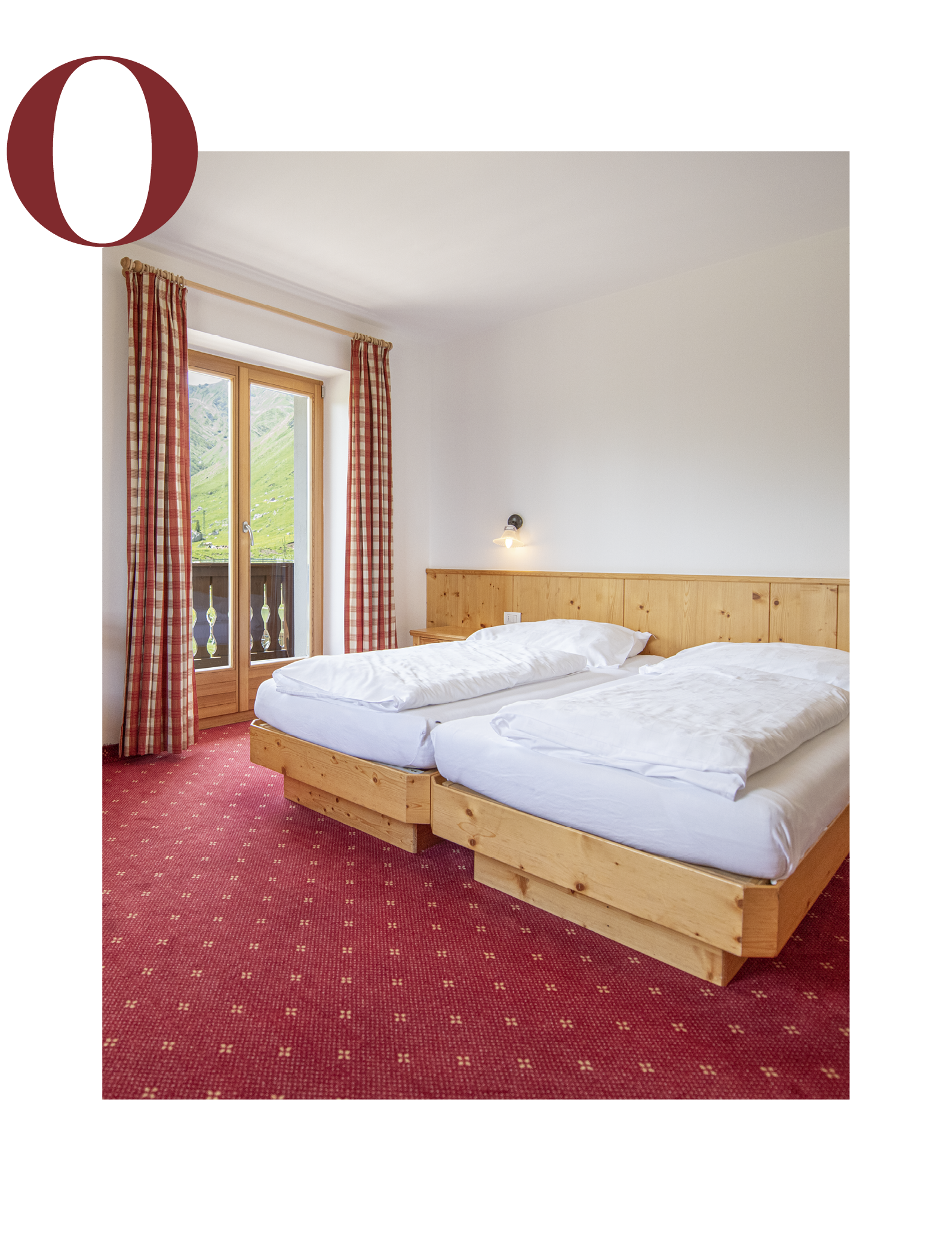 Rifugio Molignon | Accogliente camera doppia con balcone – il vostro luogo di benessere per il relax e il riposo La foto mostra una camera con moquette e un letto matrimoniale. La camera dispone anche di un balcone.