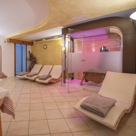 La foto mostra la sala relax e la sauna nell'area benessere.