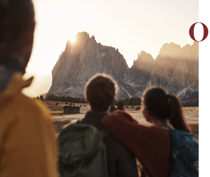Rifugio Molignon Alpe di Siusi | Trekking in Alto Adige: alla scoperta dell'Alpe di Siusi e delle maestose Dolomiti L'immagine mostra tre escursionisti che osservano il lungo e il piatto.