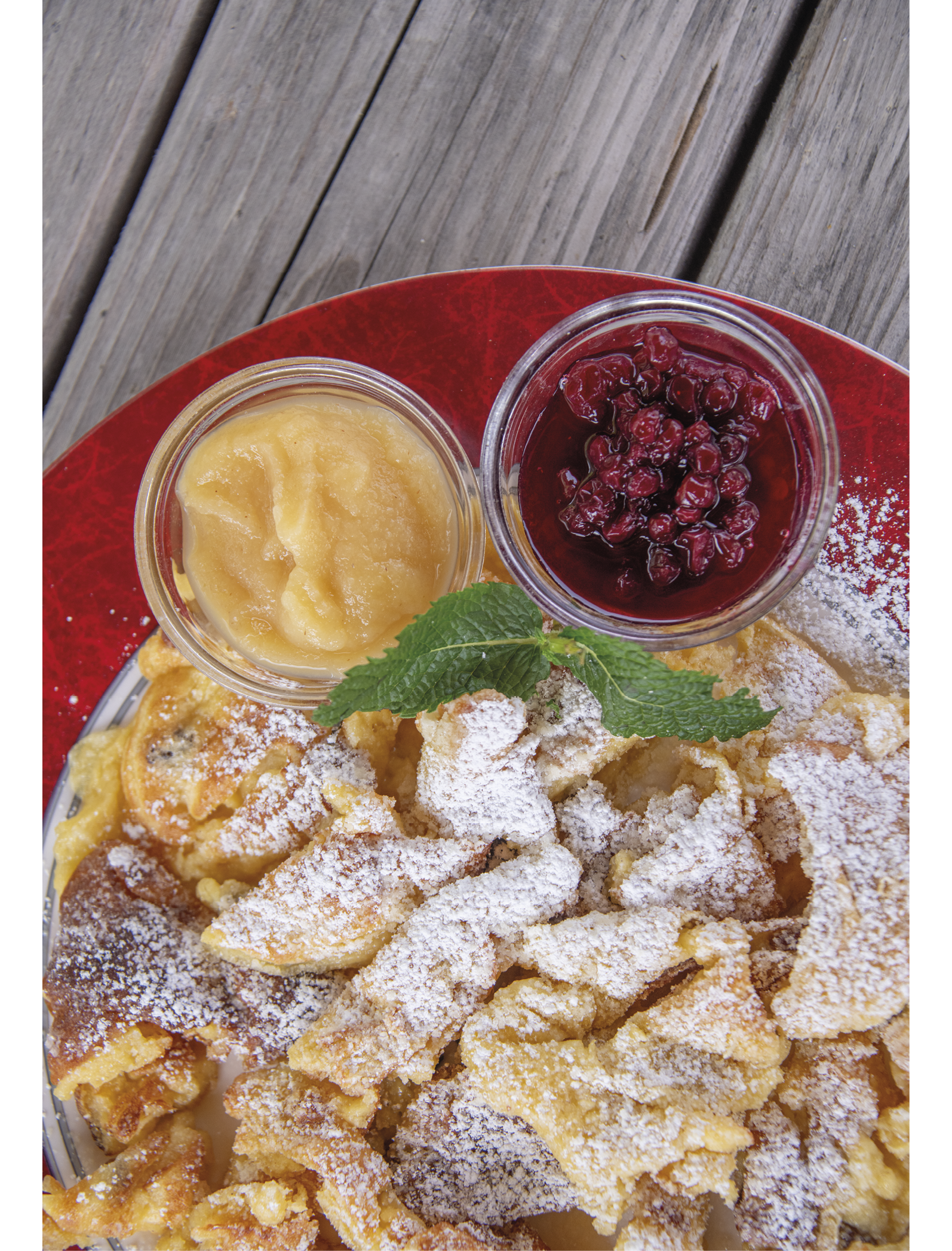 Rifugio Molignon Alpe di Siusi | Deliziose esperienze in montagna: la nostra cucina del rifugio vi invita L'immagine mostra un panino imperiale con purea di mele e marmellata di mirtilli rossi.