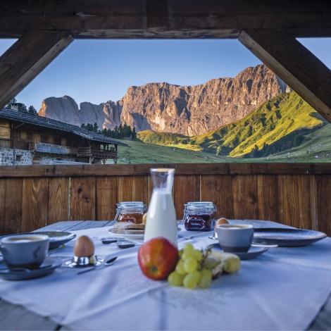 La foto mostra un tavolo per la colazione con vista diretta sul Molignon.