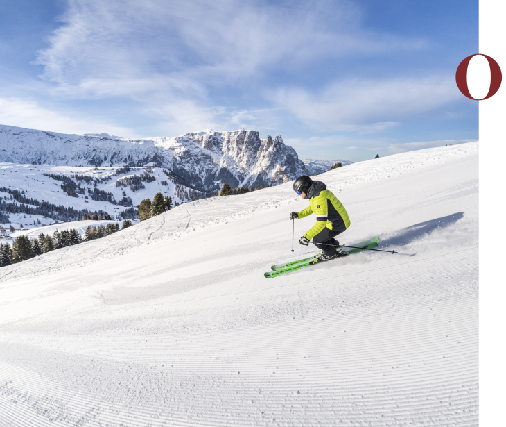 Rifugio Molignon Alpe di Siusi | Momenti invernali indimenticabili: sciare all'Alpe di Siusi La foto mostra uno sciatore nel comprensorio sciistico Alpe di Siusi. Sullo sfondo si vede lo Sciliar.