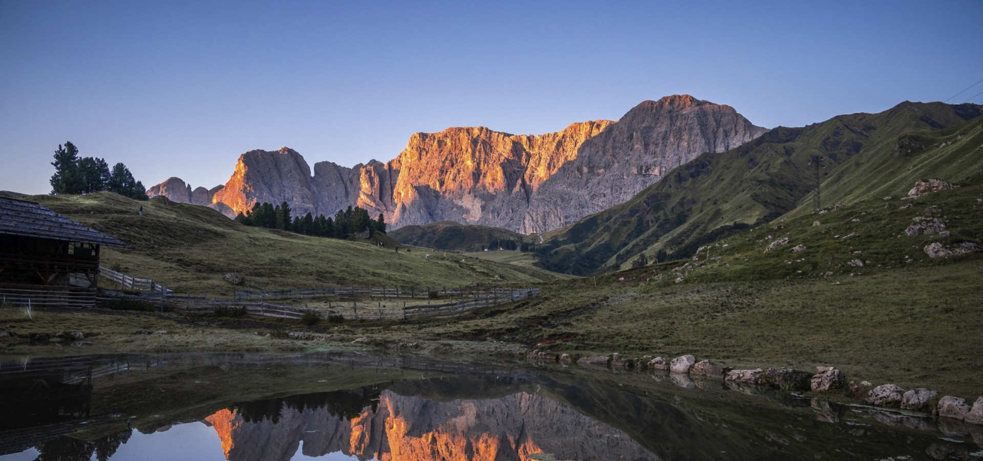 Das Bild zeigt den Molignon während des Sonnenuntergangs. Er leuchte Orang.