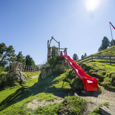 L'immagine mostra il parco giochi con uno scivolo.
