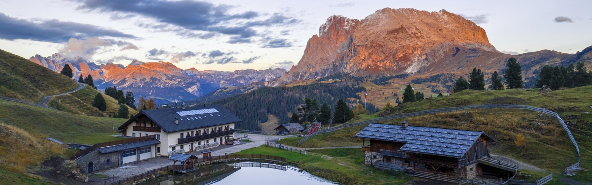 Rifugio Molignon Alpe di Siusi | Vivere Alpe di Siusi La foto mostra il Rifugio Molignon con vista sul Lungo e Plattkofel.