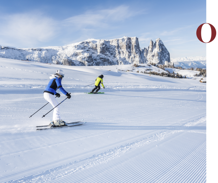 Rifugio Molignon Alpe di Siusi | Vacanze sugli sci nelle Dolomiti: Alpe di Siusi sullo sfondo di Molignon, Slong e Plattkofel La foto mostra due sciatori nel comprensorio sciistico Alpe di Siusi. Sullo sfondo si vede lo Sciliar.