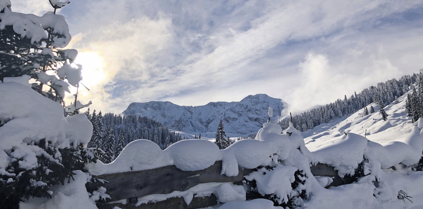 Rifugio Molignon Alpe di Siusi | Meraviglie invernali Alto Adige: L'Alpe di Siusi con vista su Molignon, Slong e Plattkofel L'immagine mostra il Molignon in un paesaggio invernale innevato.