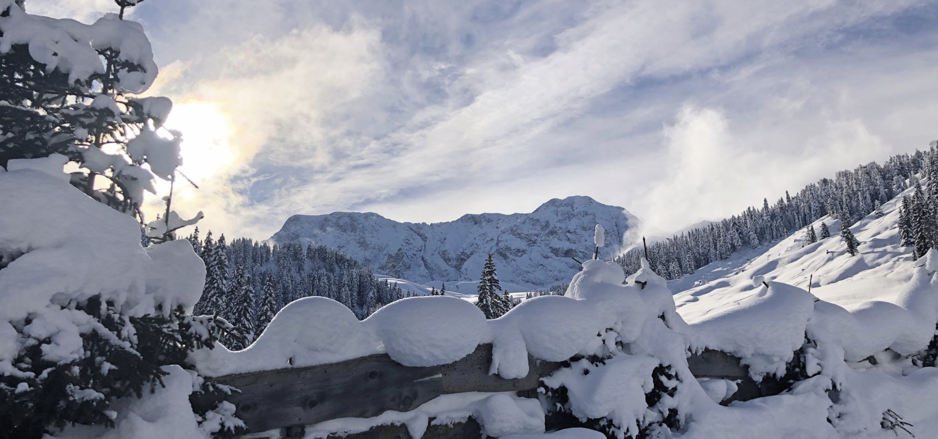 Das Bild zeigt den Molignon in einer verschneiten Winterlandschaft.
