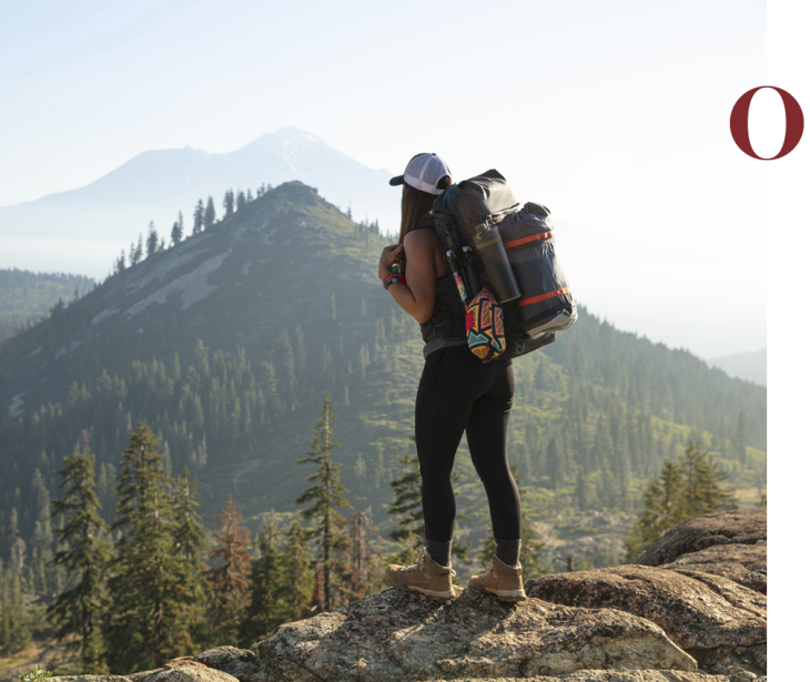 Molignon Alpe di Siusi | Escursioni sull’Alpe di Siusi: un’esperienza nella natura con vista sul Lungo e Piatto L'immagine mostra un'escursionista nella natura.