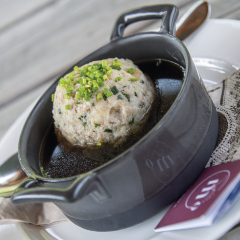 Rifugio Molignon Alpe di Siusi | Autentica cucina del rifugio: degustazione abbondante sull'Alpe di Siusi L'immagine mostra una zuppa di gnocchi.