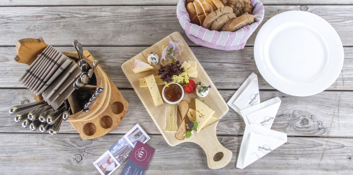 Rifugio Molignon Alpe di Siusi |  L'immagine mostra il piatto di formaggio con un cestino del pane.