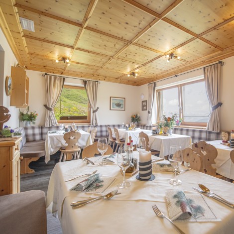 La foto mostra la sala colazioni coperta.