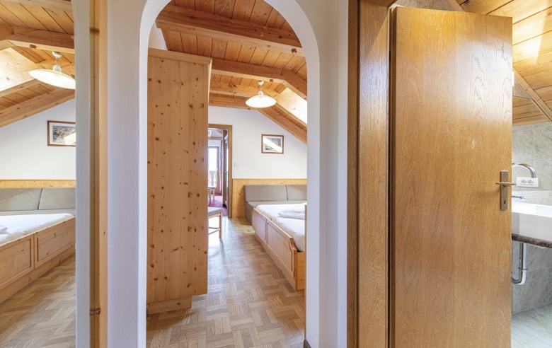 La foto mostra una parte della camera da letto e del bagno. Si può vedere che entrambi sono arredati molto moderno e accogliente.