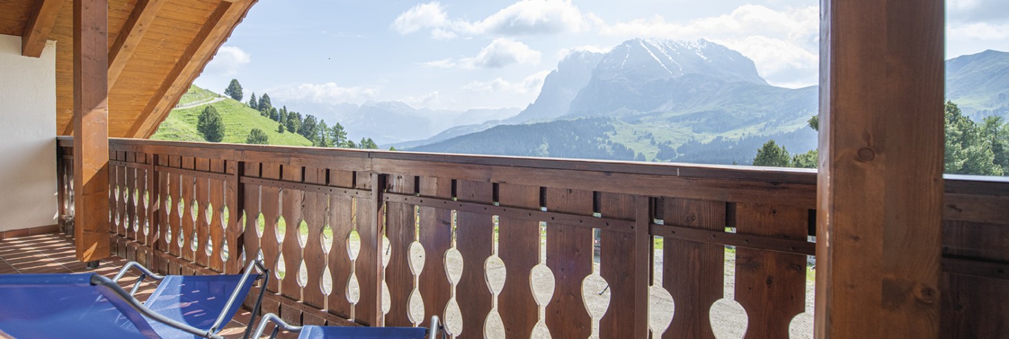 Rifugio Molignon Alpe di Siusi | Rifugio tradizionale nelle Dolomiti: natura e idillio alpino puro L'immagine mostra la vista dal balcone alla volta lunga e piatta.
