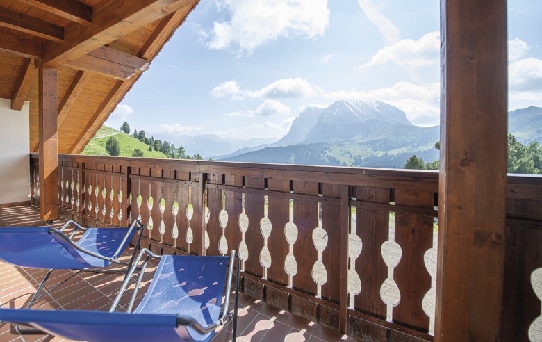L'immagine mostra la vista dal balcone alla volta lunga e piatta.