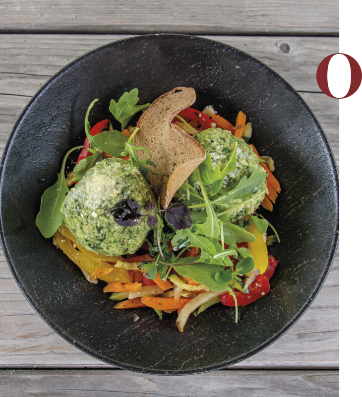 Rifugio Molignon Alpe di Siusi | Delizie culinarie in un'atmosfera alpina: La nostra dieta al rifugio L'immagine mostra un piatto mti gnocchi di spinaci su wok e rucola.