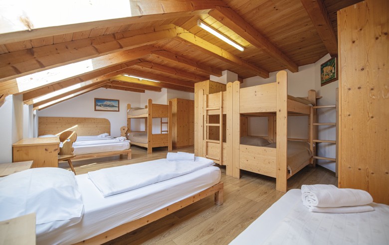 La foto mostra il materasso. Si vedono letti singoli e a castello.