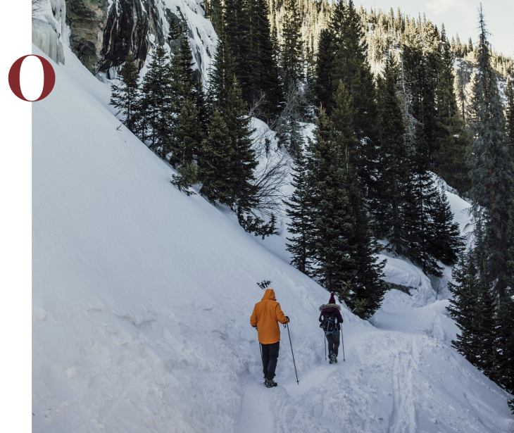 Rifugio Molignon Alpe di Siusi | Divertimento escursionistico nelle Dolomiti L'immagine mostra due escursionisti con le ciaspole in mezzo a un paesaggio invernale.