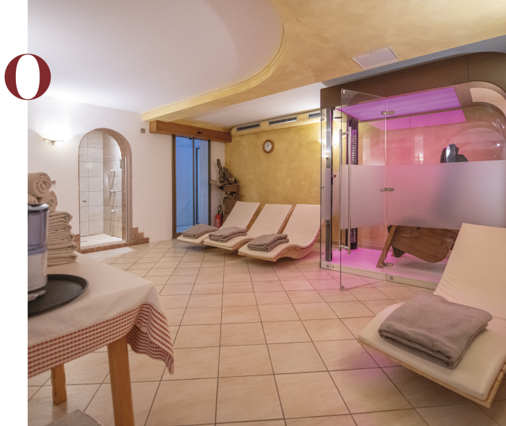 Schutzhaus Molignon Seiser Alm | Find peace and relaxation in our relaxation room and sauna The picture shows the wellness area of the Molignon refuge. You can see the relaxation room and the sauna on the right-hand side of the picture.