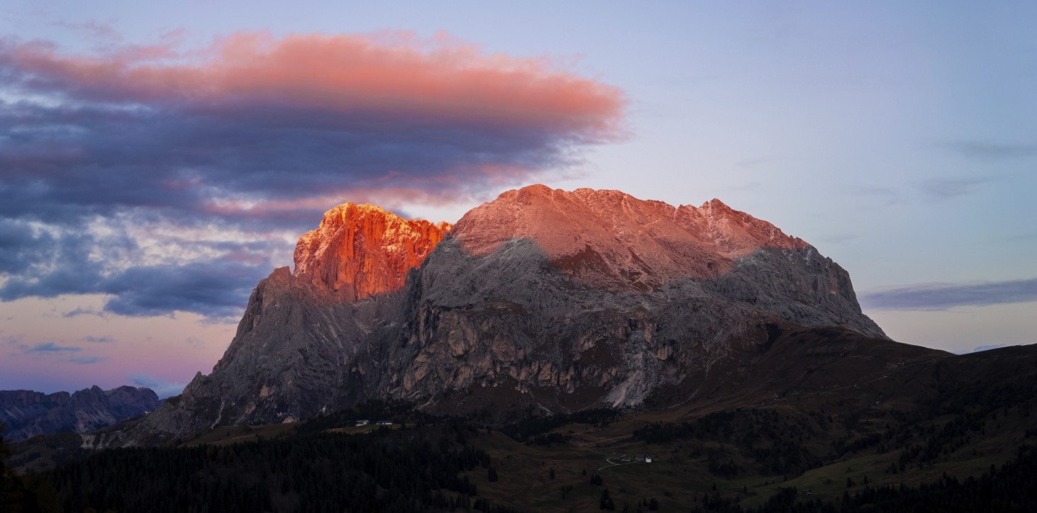 Rifugio Molignon Alpe di Siusi | Montagne pur L'immagine mostra il sasso lungo e piatto.